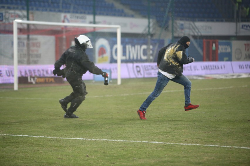 Derby Śląska przerwane, potem zakończone. Kibice Górnika...