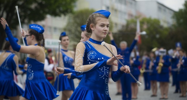 Za nami wspaniały 51. Festiwal Orkiestr Dętych w Sławnie. Przed sławieńską publicznością zaprezentowało się 7 zespołów muzycznych. Sławieński festiwal otworzył marsz triumfalny „AIDA”. Na placu Wyszyńskiego zaprezentowały się musztry paradne.  Po prezentacji zespoły przeszły do sławieńskiego amfiteatru, gdzie rozpoczął się koncert. W festiwalu udział wzięło  7 orkiestr, m.in. Orkiestra Dęta im. Ziemi Sławieńskiej oraz  Świdwińska Orkiestra Dęta. Zobacz także: Sławno: 49. Festiwal Orkiestr Dętych