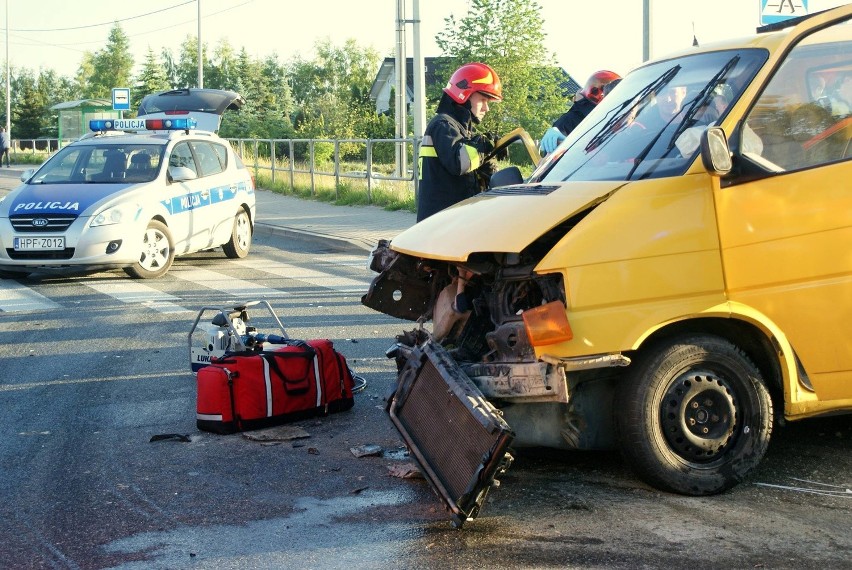 Wypadek w Tadzinie. Po zderzeniu osobówki z busem 2 osoby trafiły do szpitala [ZDJĘCIA]