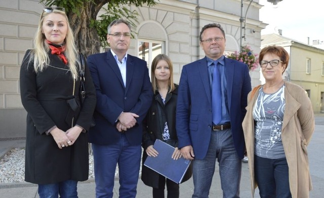 Działacze SLD chcą referendum w sprawie aborcji. Na zdjęciu od lewej: Małgorzta Marenin, Rafał Filip, Edyta Parandyk, Andrzej Szejna, Bożena Kizińska.
