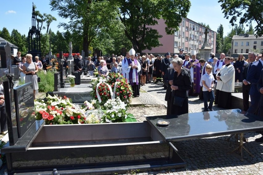 Tłumy na pogrzebie księdza Jana Sobechowicza, zmarłego kapłana z diecezji drohiczyńskiej [ZDJĘCIA]