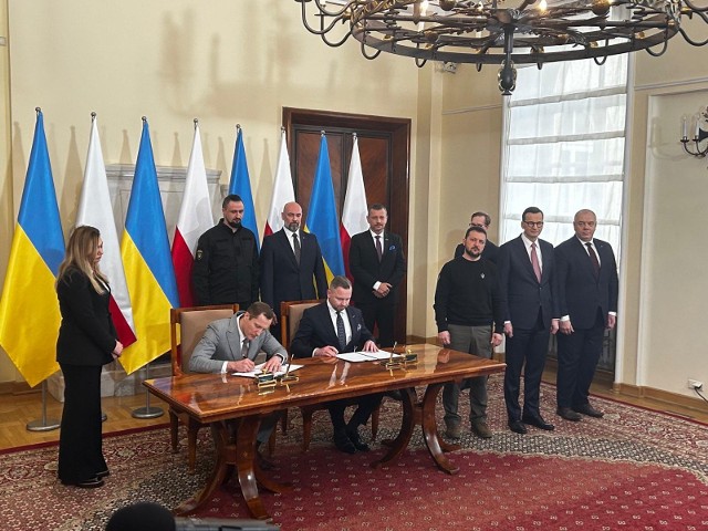 Podpisanie umowy o współpracy w produkcji amunicji czołgowej odbyło się w obecności prezydenta Ukrainy Wołodymyra Zełeńskiego i premiera Mateusza Morawieckiego.
