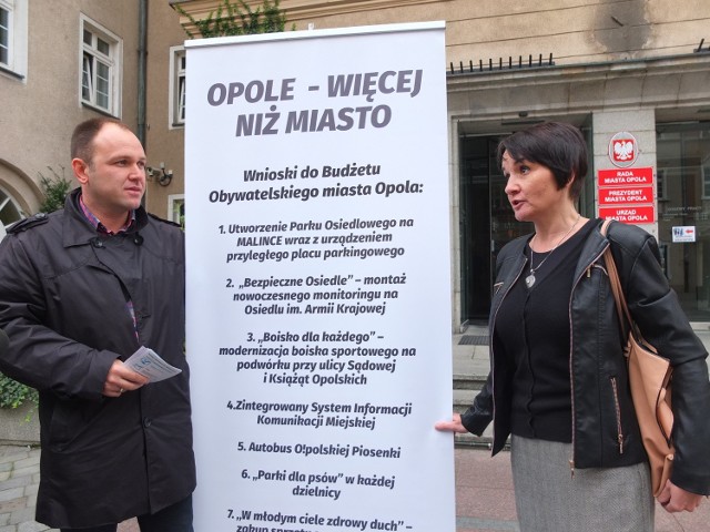 Tomasz Garbowski i była radna Beata Kubica przed opolskim ratuszem.
