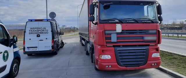 Niesprawny technicznie zestaw ciężarowy zatrzymany do kontroli w Radomiu przez patrol mazowieckiej Inspekcji Transportu Drogowego. 