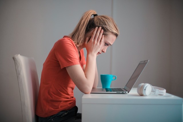 Jeśli praca wymaga od ciebie siedzenia przy komputerze, rób częste przerwy. Siedzenie godzinami przed ekranem może być niebezpieczne dla twojego organizmu, samopoczucia, zdrowia psychicznego. Skutki i choroby, które mogą cię dopaść, wymieniamy na kolejnych slajdach >>>