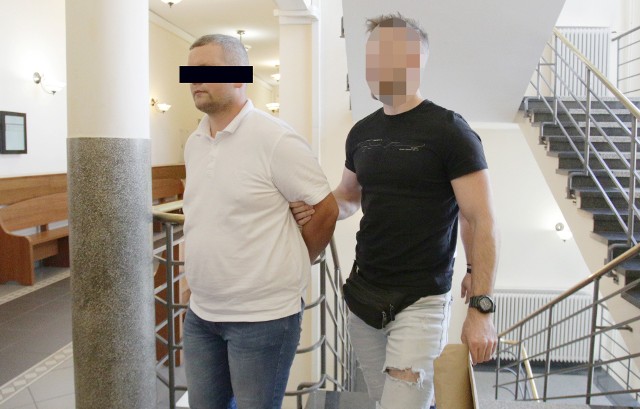 Łukasz W. doprowadzany na posiedzenie aresztowe w Sądzie Rejonowym w Słupsku w sierpniu 2022 roku i bar Andzia w Orzechowie po pożarze
