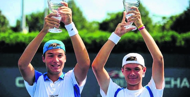 Po US Open z pucharami. Od lewej: Martin Redlicki i Kamil Majchrzak