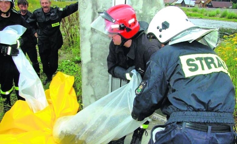 Straż pożarna w Muszynie przygotowuje worki z piaskiem do...