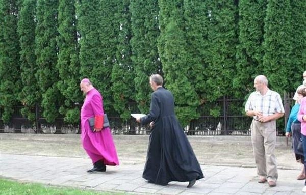 Biskup Stefanek, po rozmowie z ks. Rogowskim wyraził chęć...