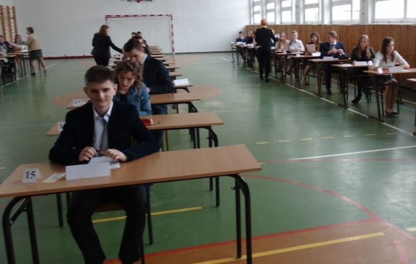 Uczniowie gimnazjum w Miąsowej podczas egzaminu.