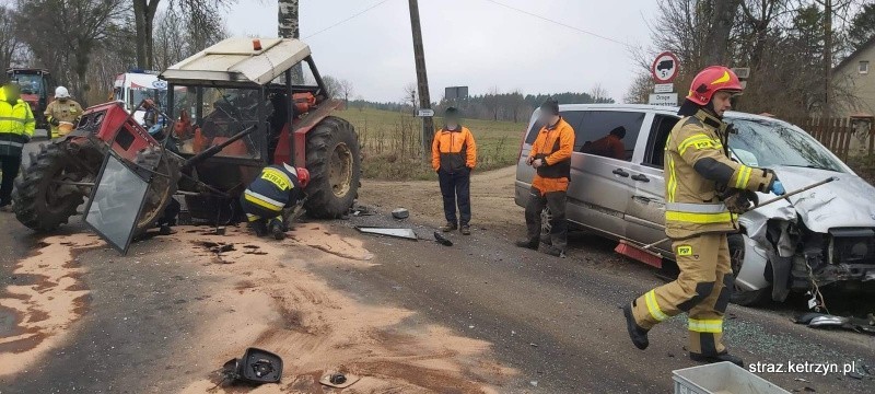 Pieckowo. Wypadek na drodze wojewódzkiej. Mercedes zderzył się z ciągnikiem (zdjęcia)