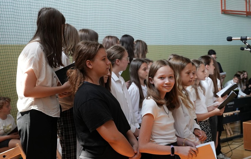 Dzień patrona odbył się w Publicznej Szkole Podstawowej numer 1 w Kozienicach. Były piękne występy uczniów. Zobaczcie zdjęcia
