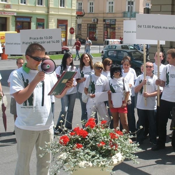 Manifestanci ruszyli sprzed Podkarpackiego Urzędu Wojewódzkiego w kierunku ulic Kościuszki i Trzeciego Maja.