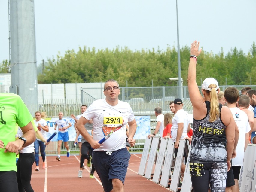 Łomża. 4. edycja PKO Bieg Charytatywny na stadionie. Pomagali z każdym krokiem i pokonywali rekordy [ZDJĘCIA, WIDEO]