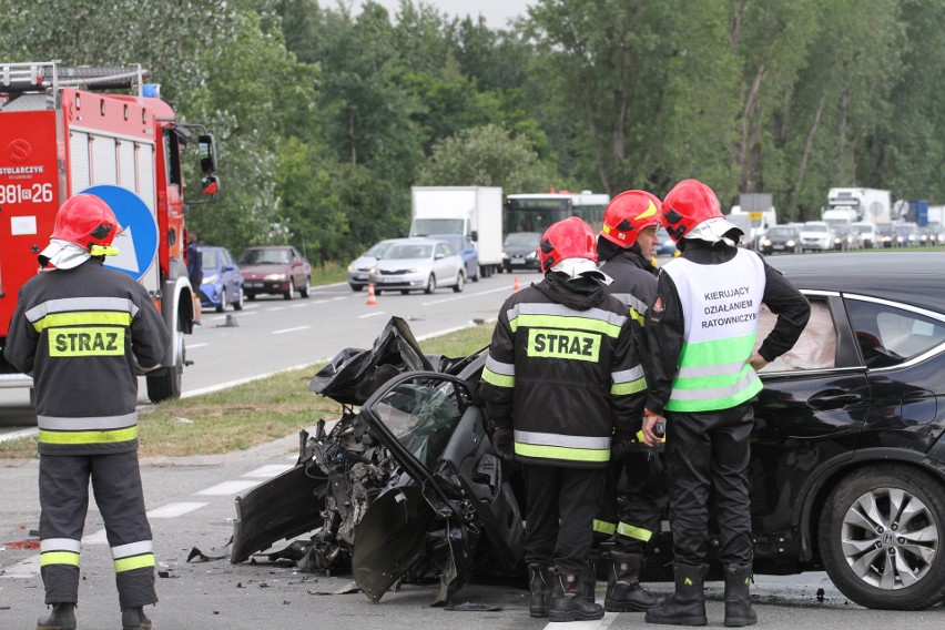 Wypadek w Tarnobrzegu. Dwie osoby ranne w zderzeniu trzech samochodów (ZDJĘCIA)