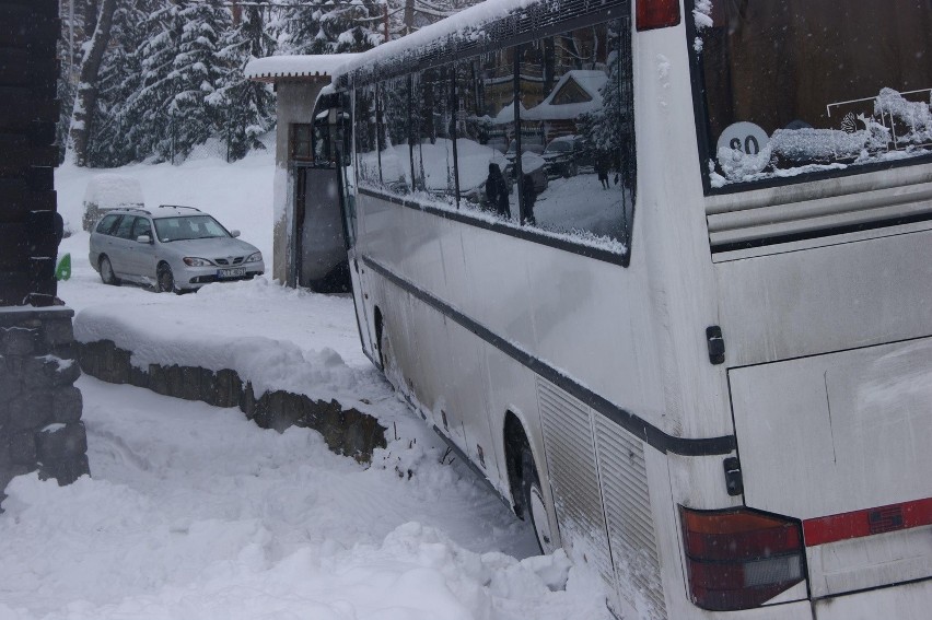 Zakopane: awantura o węgierski autokar w śnieżnej zaspie [WIDEO, ZDJĘCIA]