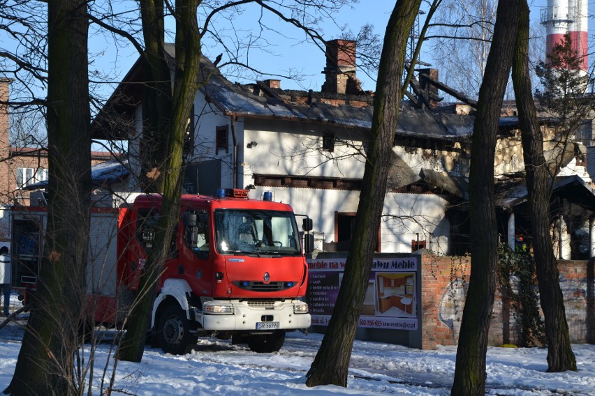 Aż 24 zastępy strażaków gasiły potężny pożar w Rybniku-Chwałowicach [ZDJĘCIA]