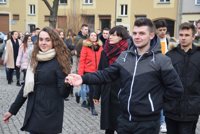 Polonez maturzystów w Kędzierzynie-Koźlu. Na placu Wolności zatańczyło 150 uczniów. Zobacz, jak im poszło [ZDJĘCIA, WIDEO]