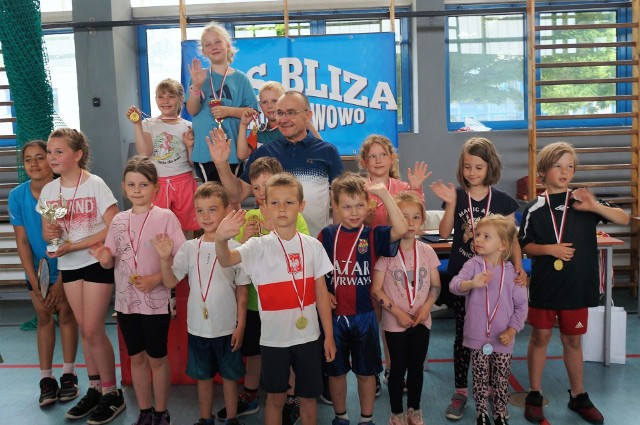 - Najmłodsi adepci badmintona zamykają sezon turniejem, w którym wszyscy pokazali się z jak najlepszej strony - komentuje trener  Zbigniew Czajka.