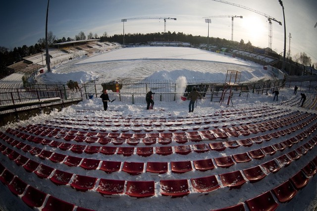 Kibice Jagiellonii pomagali wczoraj w odśnieżaniu trybun białostockiego stadionu