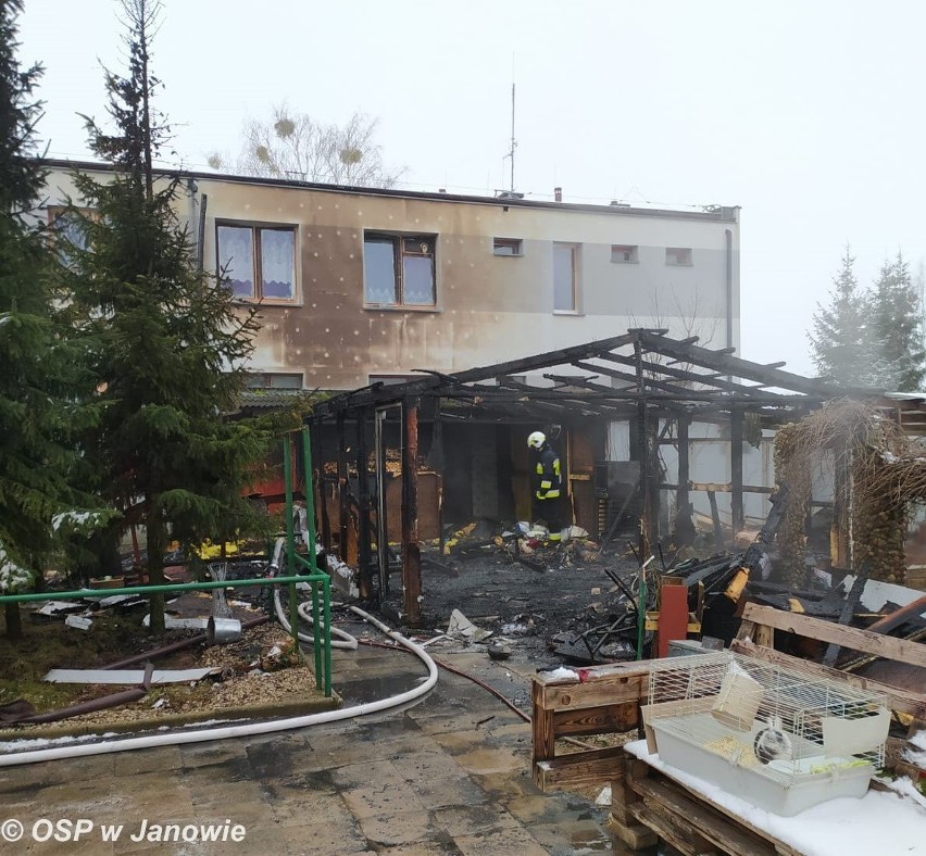 Dzięciołówka. Strażacy z trzech powiatów gasili pożar DPS. 30 pensjonariuszy ewakuowanych [ZDJĘCIA]