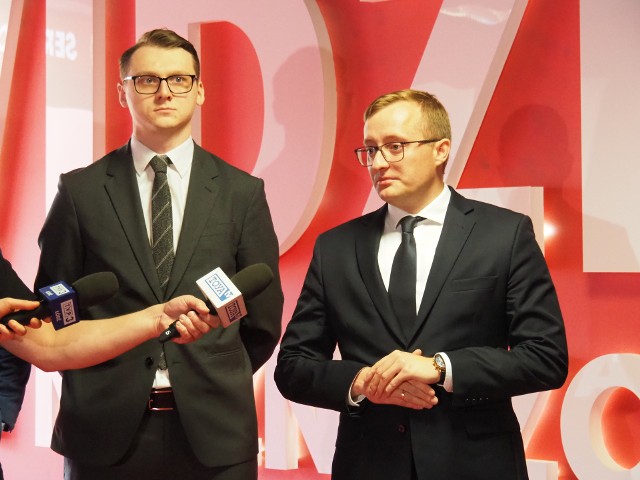 Prezes Mateusz Dróżdż (od prawej) i wiceprezes Michał Rydz