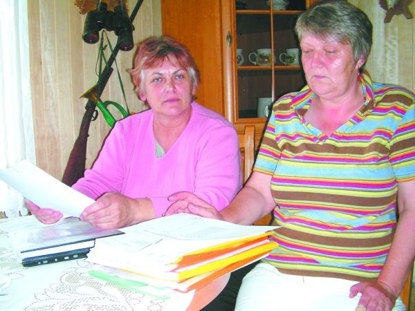 Od lewej: Irena Borucińska i Grażyna Radzikowska ze stosem dokumentacji. - Jak będzie trzeba, udamy się i do Sądu Najwyższego - zapewniają.