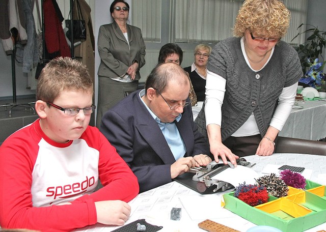 Karola Kminikowskiego (od lewej) i Sławomira Michałowskiego pisam Braille'a uczyła Mariola Mazikowska