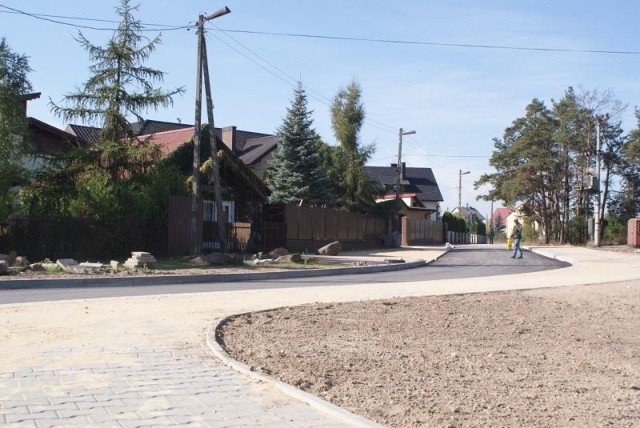 Wkrótce ulica Piaskowa zostanie oddana do użytku mieszkańcom gminy Piekoszów. Przy ulicy wybudowano szeroki chodnik.