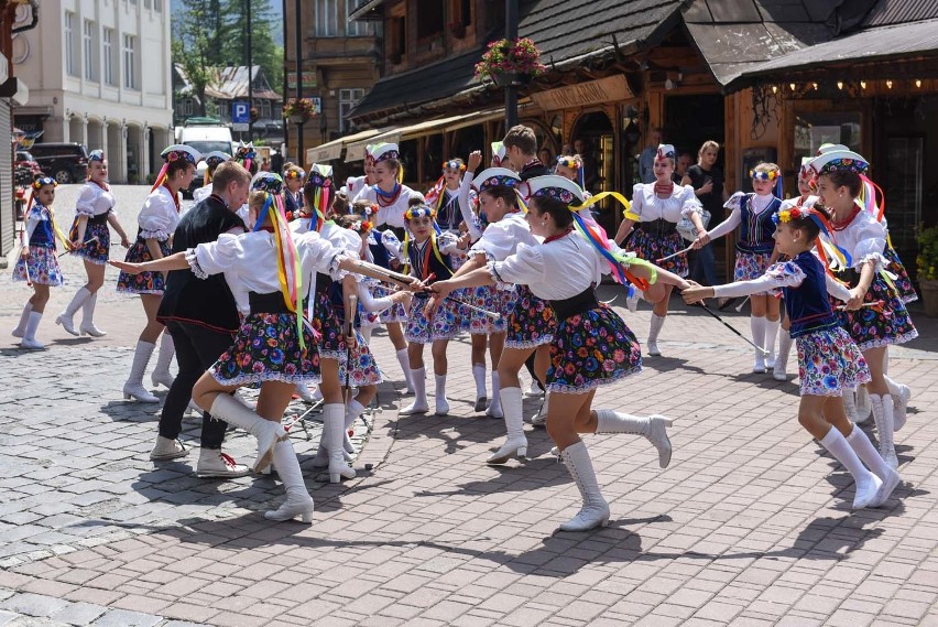 Zakopane. Maszerowały przez Krupówki wywijając pałeczkami [ZDJĘCIA]