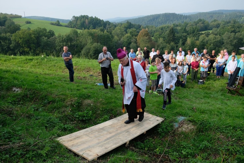 Na zakręcie śmierci w Leszczawie Dolnej ponownie postawili krzyż. Ściął go podczas wypadku ukraiński autokar [ZDJĘCIA]