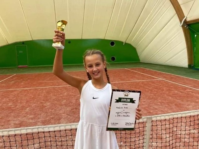Inez Rzeźnik to uczennica klasy 5A w Publicznej Szkole Podstawowej w Zwoleniu. Dziewczynka już od kilku lat odnosi sukcesy w zawodach tenisa ziemnego.