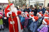 Tarnów. Przedszkolaki ubierały choinki na Rynku