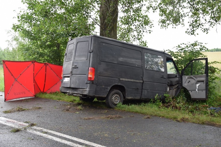 Tragiczny wypadek w Grucznie pod Świeciem. Samochód uderzył w drzewo, jedna osoba zginęła