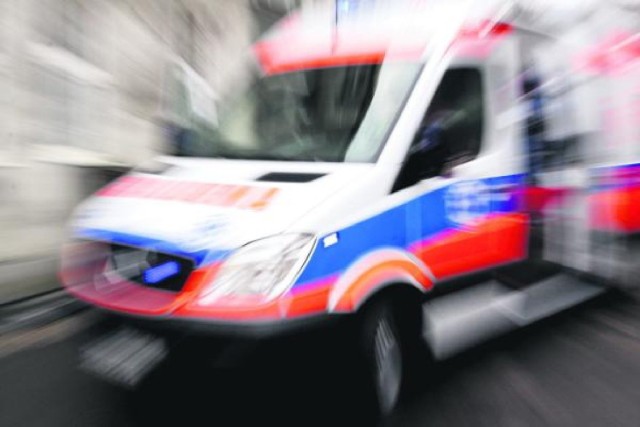 Mężczyzna, który wpadł na lodowisko w Ełku, trafił do szpitala