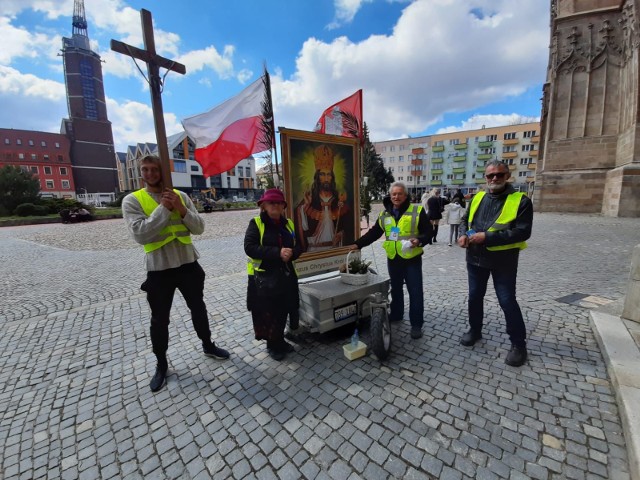 Uczestnicy Narodowej Pielgrzymki ku czci Chrystusa są w drodze już 11 miesięcy, ciągnąc za sobą 250-kilogramową przyczepę z wizerunkiem Chrystusa. Wyruszyli 29 maja 2021 r. z Jasnej Góry. Właśnie przechodzą przez województwo opolskie. Święta spędzają w Białej Nyskiej, skąd we wtorek wyruszą w kierunku Kłodzka. Kierują się w kierunku Chojny Królewskiej, gdzie znajduje się obraz Chrystusa Króla.