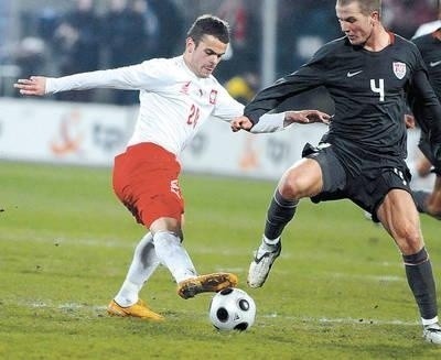 Karierę reprezentacyjną Pawła Brożka (z lewej, obok Amerykanin Michael Bradley) zahamowały kontuzje Fot. Wacław Klag