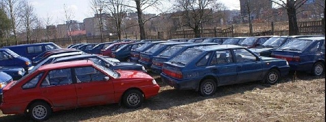 Volkswageny, daewoo, fiat, żuk, a przede wszystkimi polonezy czekają na nowych właścicieli.