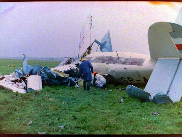 Najtragiczniejsza katastrofa lotnicza w historii Opolszczyzny miała miejsce 16 września 1984 roku. Przeciążony samolot AN-2, który chwilę wcześniej wystartował z lotniska w Polskiej Nowej Wsi, po kilku sekundach runął na ziemię. Zginęło 12 osób, a 14 odniosło obrażenia. Wśród ofiar był znany opolski żużlowiec Ryszard Berezowski. Przyczyną katastrofy było przeciążenie samolotu. AN-2 mógł zabrać na pokład maksymalnie 12 pasażerów i dwóch pilotów, a podczas feralnego lotu było tam aż 26 osób! Doprowadzili do tego żołnierze, którzy pomagali przy organizowaniu imprezy i w nagrodę, ktoś z personelu lotniska wpuścił ich do samolotu na ostatni lot, kiedy maszyna była już pełna. Z powodu katastrofy władze ogłosiły żałobę. Pomiędzy 17 a 19 września nie działały żadne kina ani teatry, przełożono imprezy. O tragedii przypomina głaz, który ufundował Zdzisław Filingier, ówczesny prezes Aeroklubu Opolskiego. Na pamiątkowej tablicy wypisano nazwiska wszystkich ofiar.