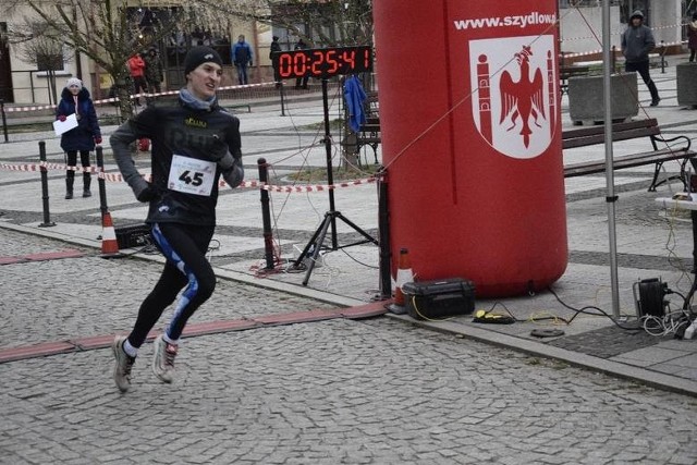 Mateusz Kaczor na trasie ulicznego biegu sylwestrowego w Szydłowie.
