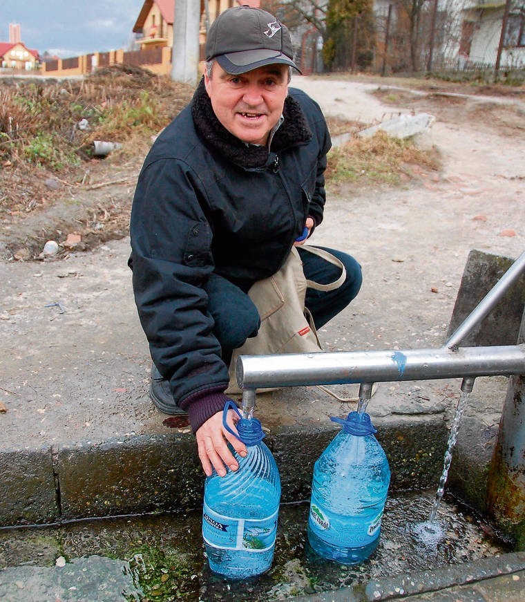 Leszek Nowicki stale korzysta ze źródełka na Rzędzinie. Wodę...
