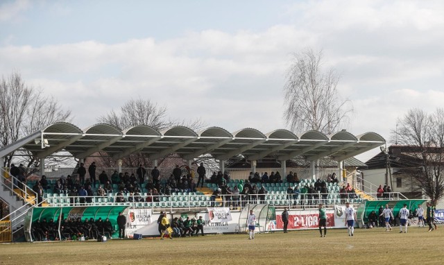 W środę o godz. 12.15 Lech Poznań zmierzy się w 1/8 finału Totolotek Pucharu Polski ze Stalą Stalowa Wola (relacja w Polsacie Sport). Mecz odbędzie się w oddalonej o 80 km Boguchwale, ponieważ boisko drugoligowca ze Stalowej Woli jest modernizowane. Gospodarze spotkania zabiegali nawet o przełożenie go na wiosnę, ale na taką zmianę zgody nie wyraził PZPN.Czytaj dalej --->