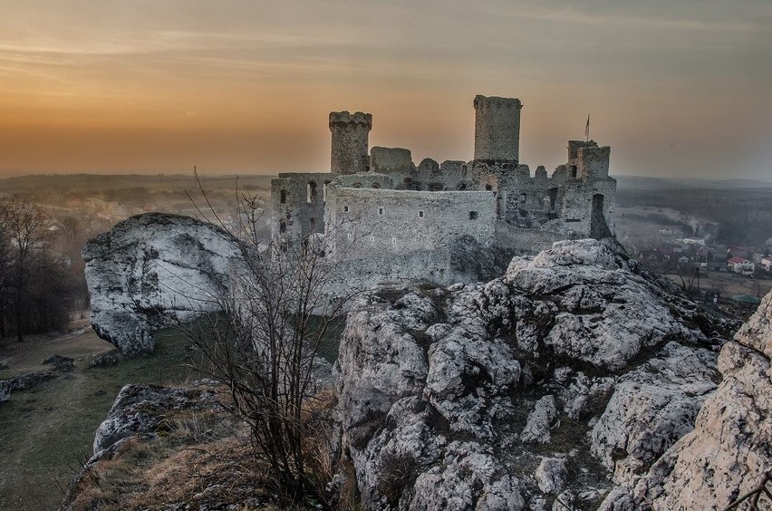 Polski zamek Ogrodzieniec w serialu "Wiedźmin". Najnowsza...