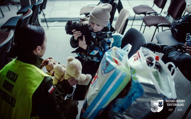 Żołnierze z kujawsko-pomorskiej brygady WOT pomagają uchodźcom w punktach informacyjnych, recepcyjnych i zajmują się też sortowaniem darów