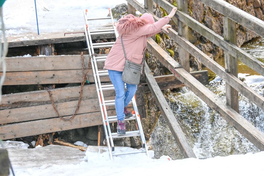 Turyści próbują pokonać zawalony mostek w Dolinie Białego