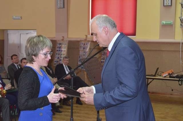 Beata Weber odbiera nagrodę z rąk burmistrza Jerzego Czerwińskiego