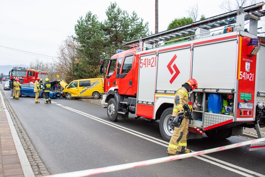 Zakopane. Czołowe zdarzenie osobówki i busa na zakopiańskiej Olczy