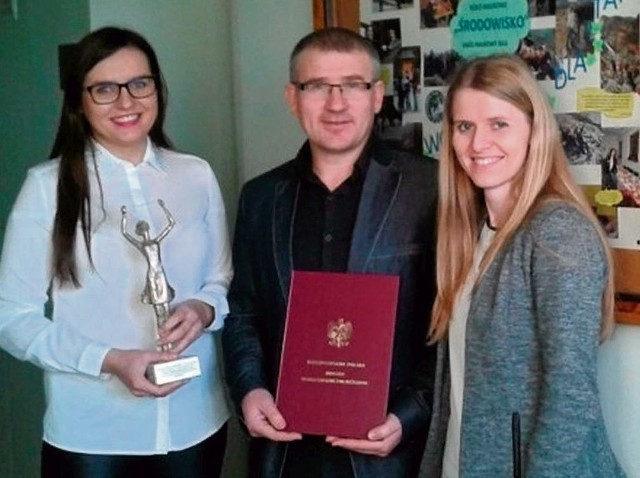 Nagrodę odebrały Sylwia Adach i Bernadetta Kaźmierczak. Tutaj z doktorem habilitowanym inżynierem Pawłem Religą.