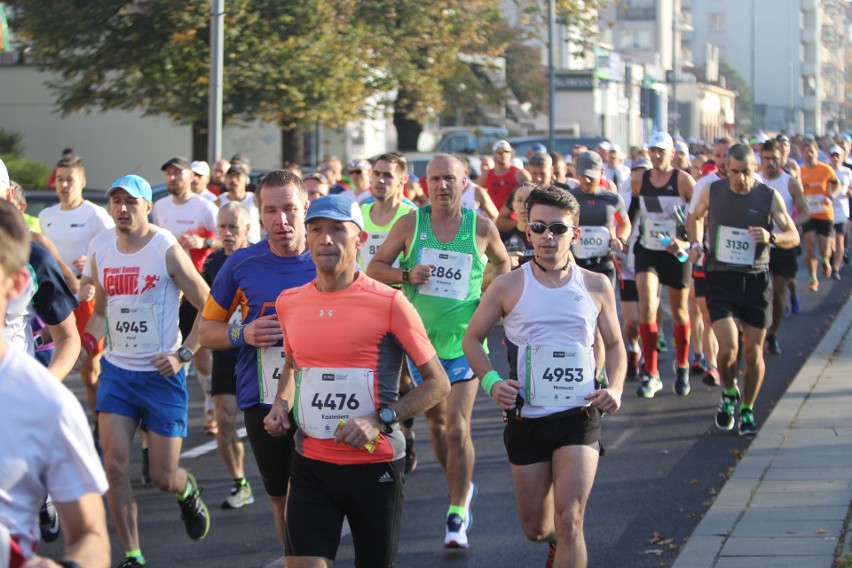 Zdjęcia z maratonu w Poznaniu 2018 - biegacze na pierwszym...