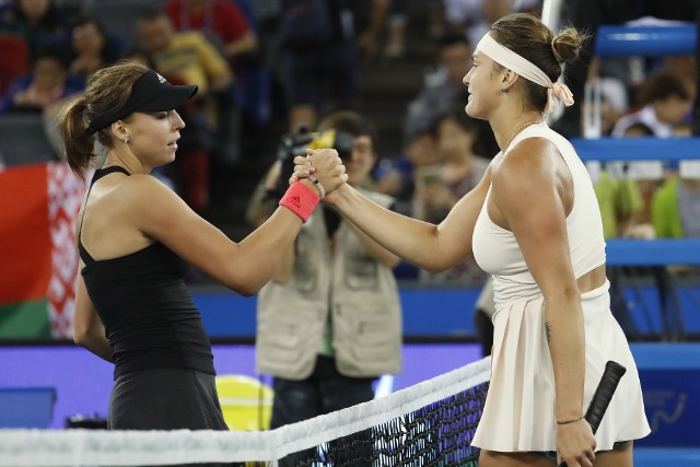 Anett Kontaveit (z lewej) uważa, że Aryna Sabalenka jest albo naiwna albo wyrachowana w sugestii, aby nie mieszać sportu z polityką